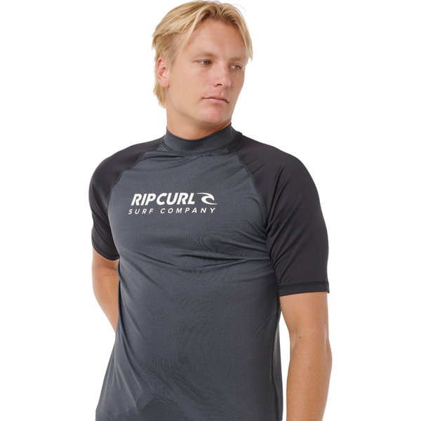 2026 Rip Curl Shock UPF Kortærmet Lycra-vest Til Mænd 16HMRV - Black Marle